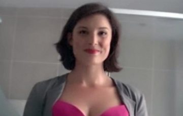 How many didn’t look at this woman’s chest -video
