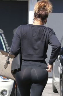 booty Khloe Kardashian in yoga pants