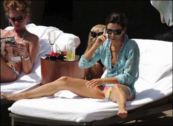 Eva Longoria Legs wide open in bikini