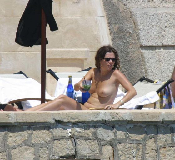 Actress-Anna-Friel-topless-bikini-poolside