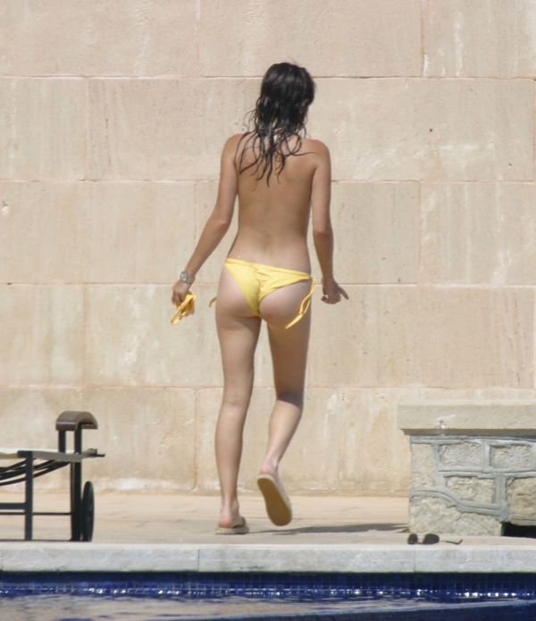 Actress-Anna-Friel-topless-bikini-poolside-photo-6.
