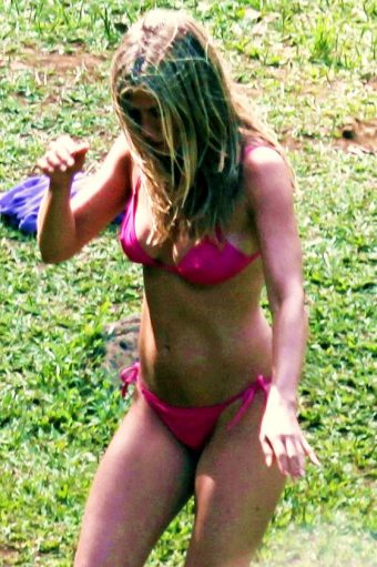 Jennifer Aniston bikini curves caught by paparazzi
