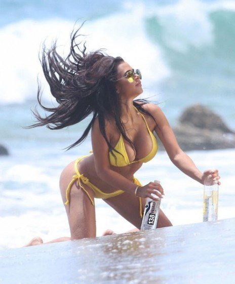 busty latin babe cleaavge bikini on the beach