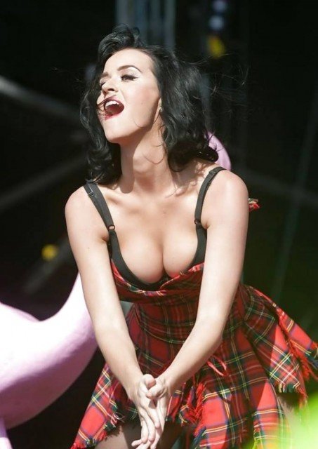 Katy Perry boobs in cleavage