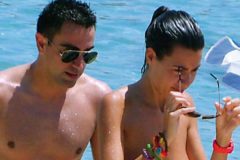 Xavi Hernandez and her wife Nuria Cunillera together on the beach