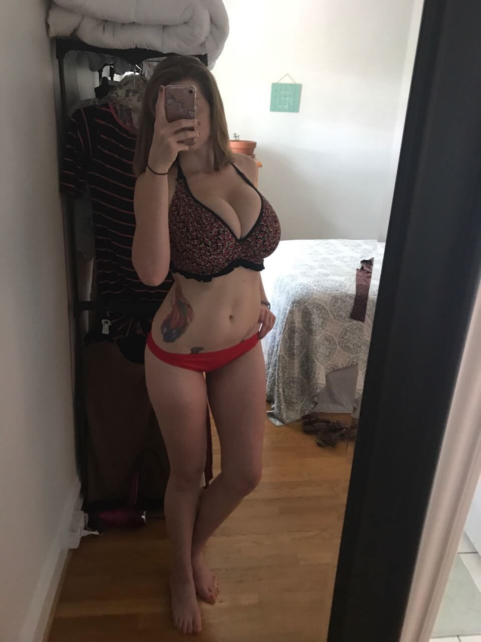 busty amateur lingerie selfie hot photo