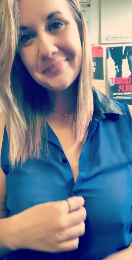 Cutie unbutton her shirt and showing sexy tits in the office! (gif)