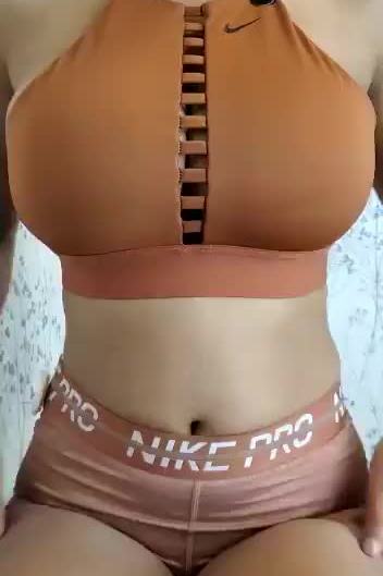 Sports bra revealing big boobs and brown nipples (gif)