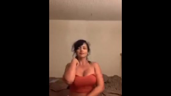 Periscope amateur woman teasing big boobs (video)