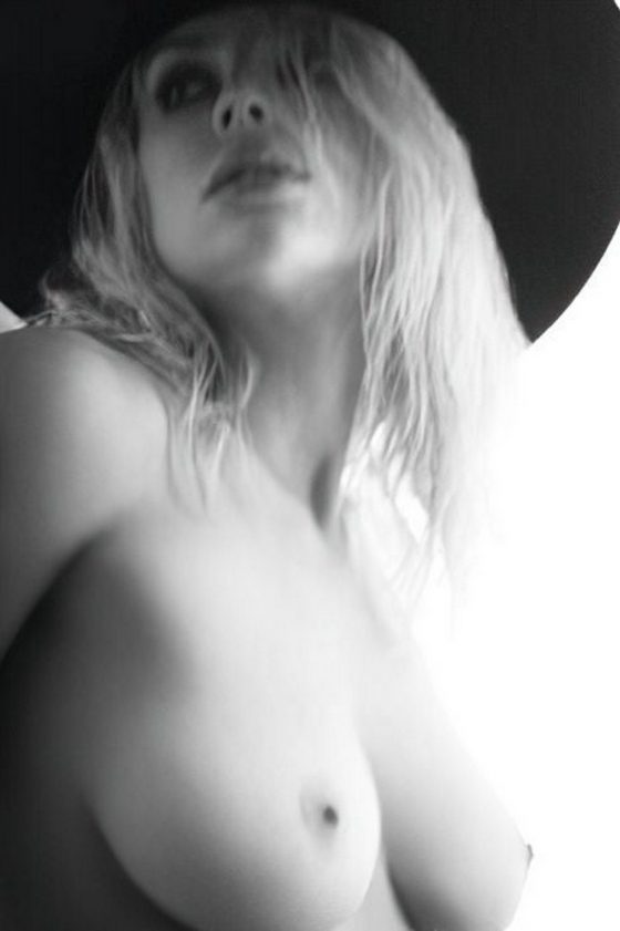 Elegant busty celebrity model nude photoshoot ( 7 photos)