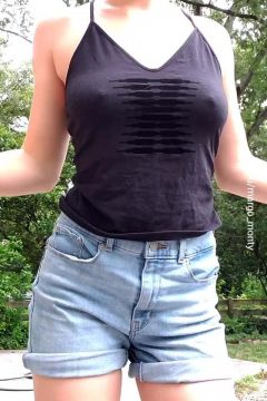 TittyDrop : Pokies braless top and tits reveal long nipples (gif)