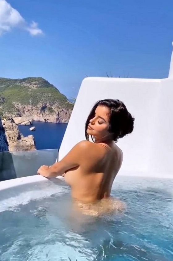 Sizzling nude celeb big tit sideboob in the pool
