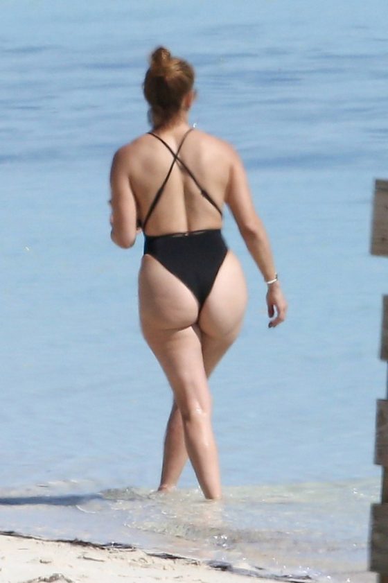 Jennifer Lopez fantastic big ass in a black thong swimsuit on the beach (7 photos)