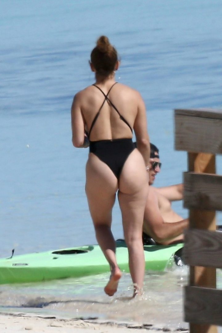 Booty Celebrity Jennifer Lopez Fantastic Big Ass In A Black Thong Swimsuit On The Beach 5