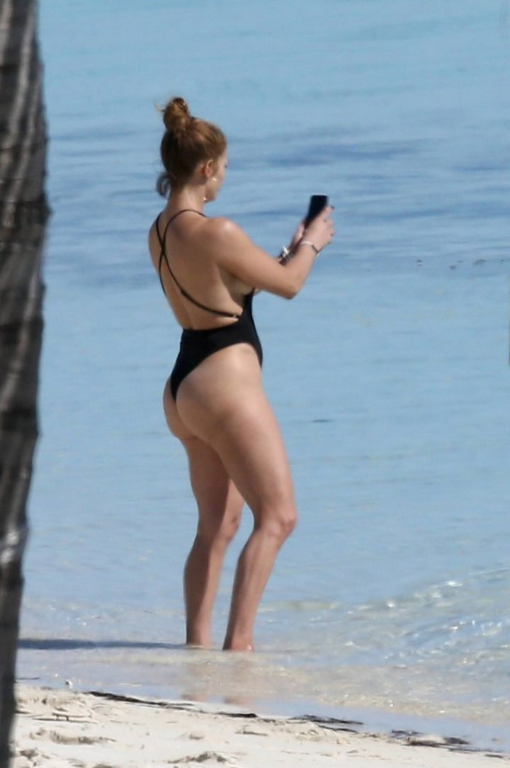 Booty Celebrity Jennifer Lopez Fantastic Big Ass In A Black Thong Swimsuit On The Beach 6