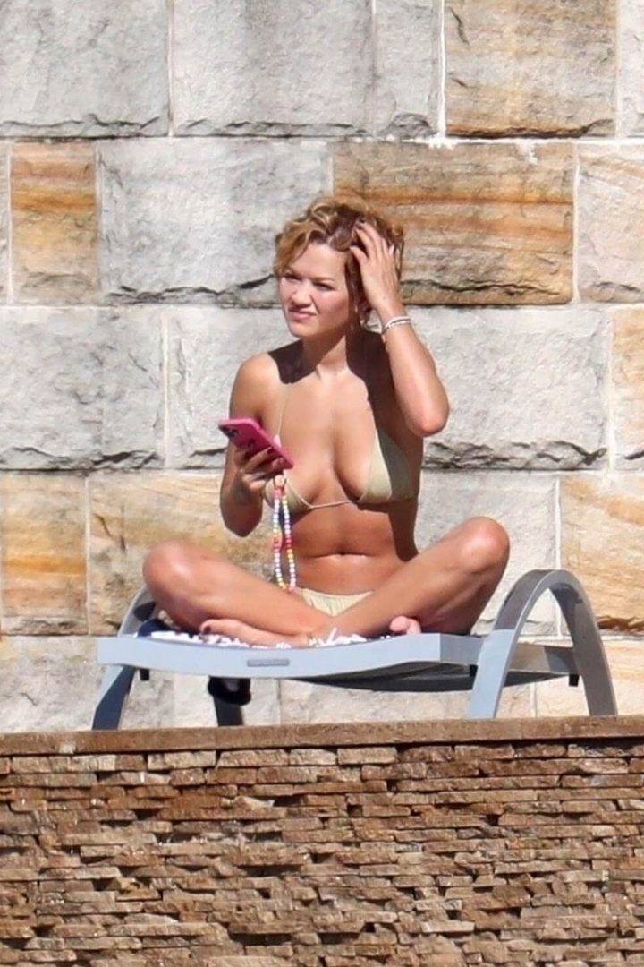 nude celebrity tits hot bikini candids-4