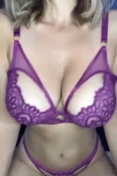 glamour model big tits bra cleavage