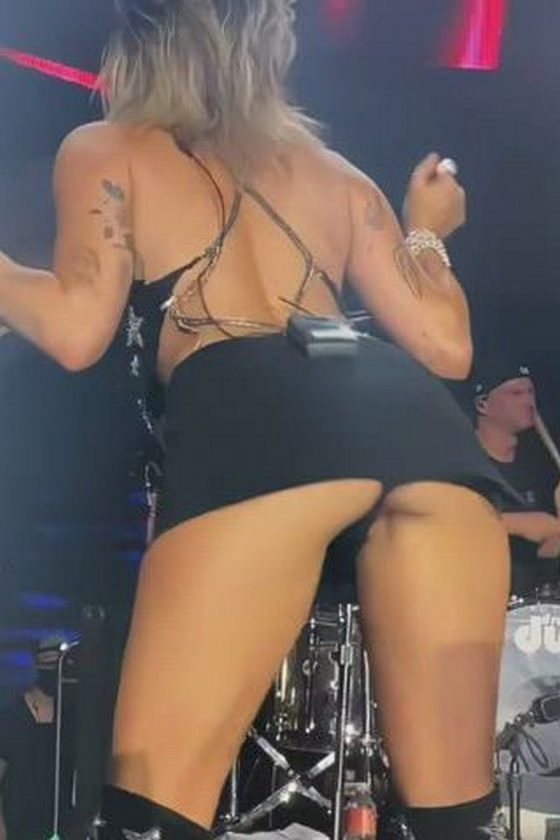 Miley Cyrus knows how to please a crowd! (gif)