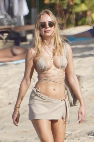 bikini celebrity hot body on the beach