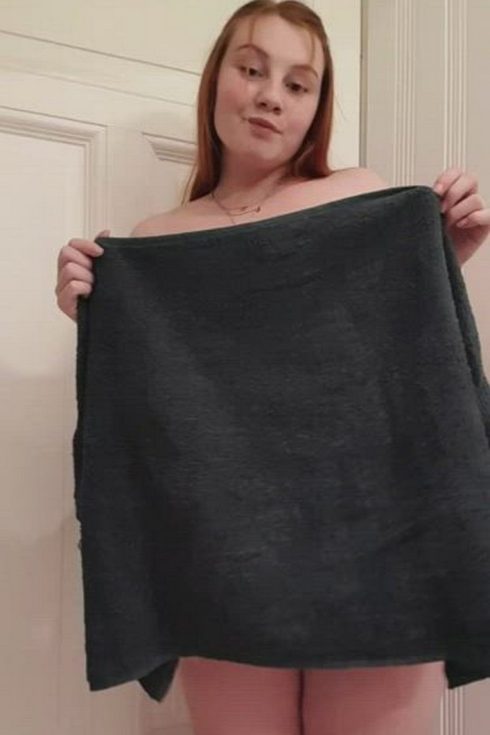 Curvy Reddit girl lets the towel fall (gif)