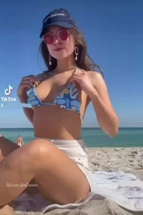 Hot Exhibitionist in a little beach fun reveal! (gif)