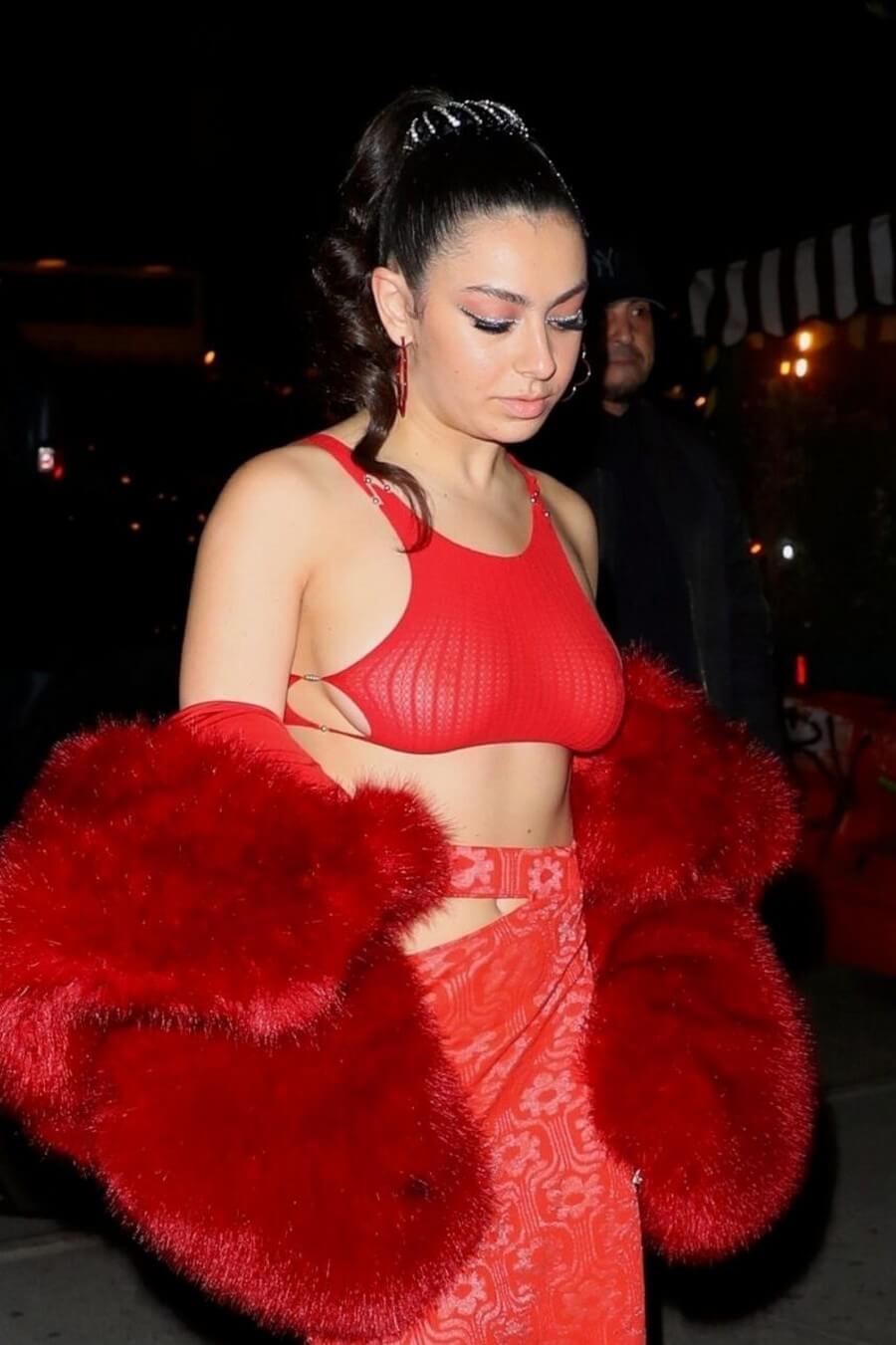 Charli xcx no bra