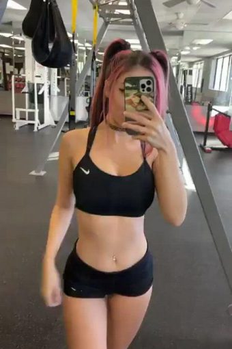 Smokin’ hot tits in the gym ! (gif)