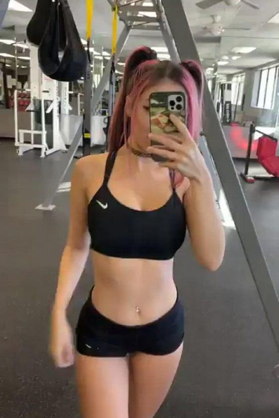 Smokin’ hot tits in the gym ! (gif)