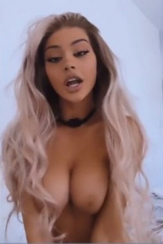 Sizzling revealing babe! (gif)