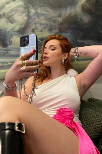Bella-Thorne big tits selfie