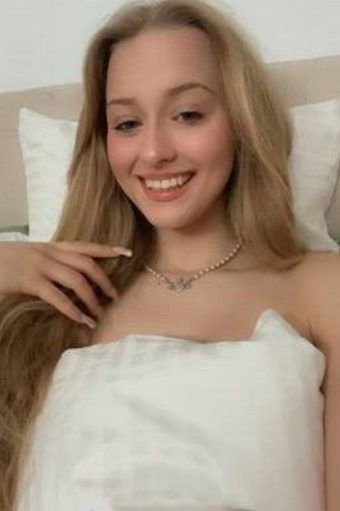 gorgeous-blonde-teen-boobs-pic