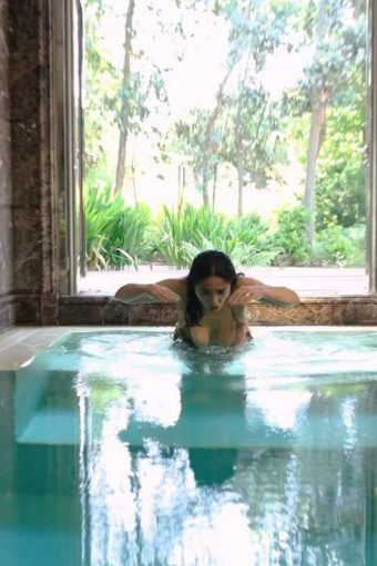 Busty Hollywood actress Salma Hayekdips into the water
