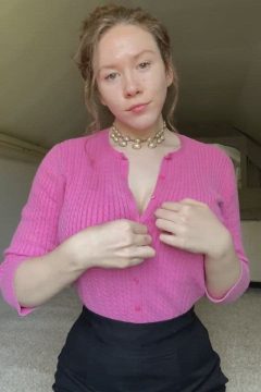 amateur busty babe unnbuttons her sweater