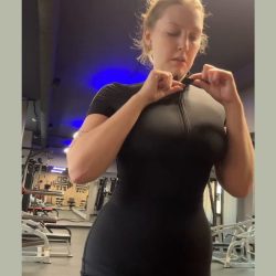 amateur flashing her boobs on the treadmill in the gym