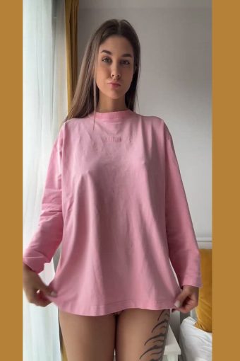 busty babe braless poking pic