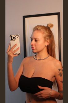 WATAA, the stunning girl reveals her gorgeous boobs!