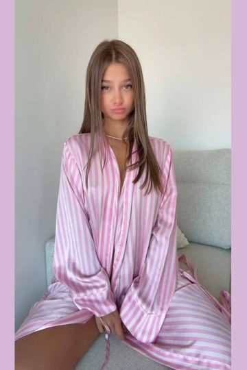 Nude display of a cute teen revealed (short video)