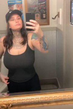 Tattooed MILF lifting her black top and flashing her big natural breasts in a mirror selfie