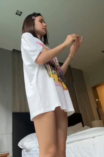 Νaked revelation of a beautiful slim teen girl (short video)