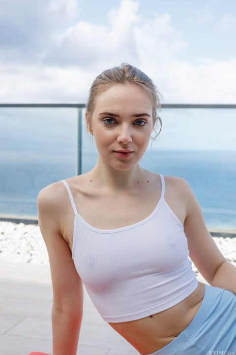 Slim beauty Oxana Chic naked workout by MetArt (gallery) 30 gorgeous fit girl with bob sin braless white top