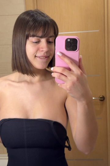 Oops! Mirror Reveal: Amateur Boobies Exposed in Seductive Selfie