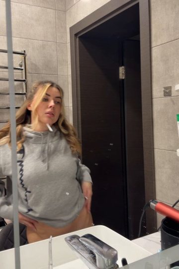 Influencer Drops Blouse for Filthy Mirror Reveal – New Big Tits!
