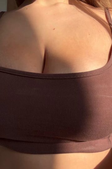 Busty Blonde X-Model: Natural Boobs Sports Bra Reveal