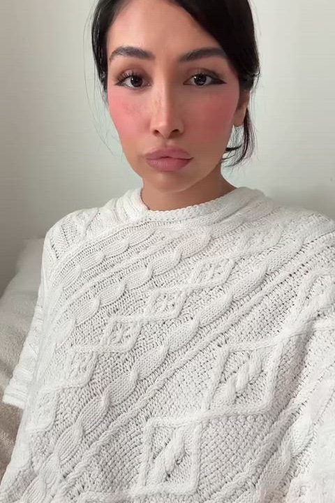 Pretty amateur girl with hot lips taking off a knitted blouse to reveal her yummy big tits and extraordinarily big nipples in a high-quality NSFW clip.