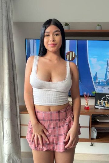 Natural yummy tits revealed: T-shirt and panties down