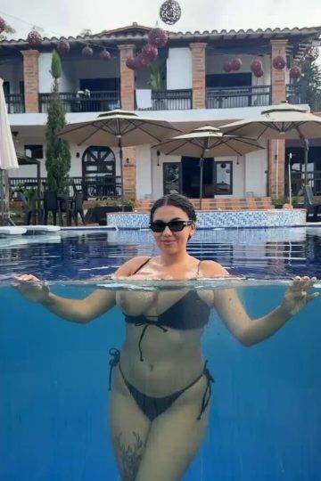 Underwater boob Flash: Curvy Bikini Woman Naughty in the Pool