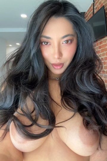 Exotic Beauty: Nude TikTok Dance & Busty Selfie Reveal