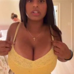 Amateur Cutie Drops her lovely big breasts from crop-top - full HD screenshot