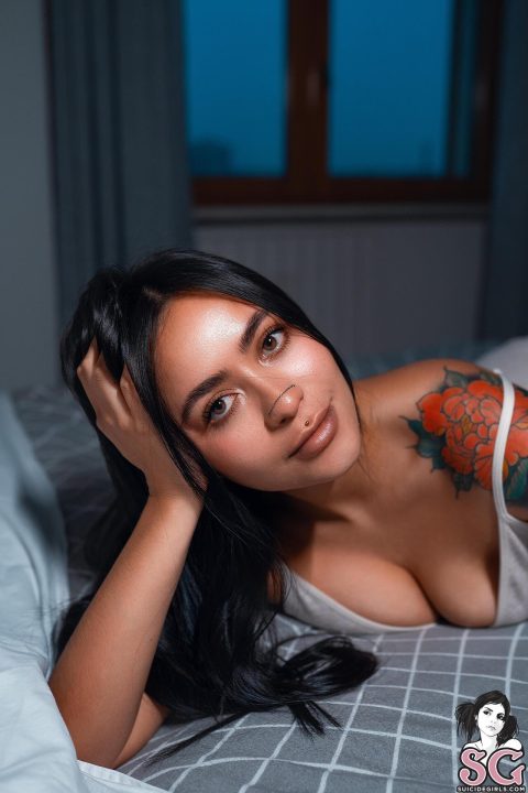 cute Colombian gilr cleavage