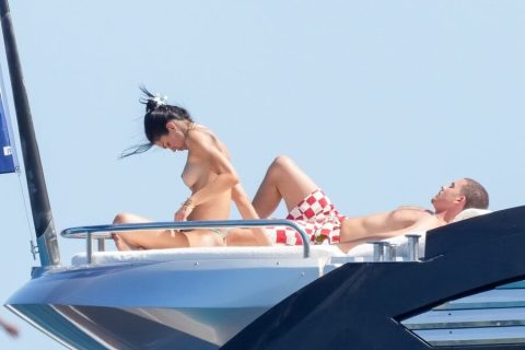 American model and television personality topless on a yacht 14 American model and television celebrity topless bikini on a yacht-pic 2